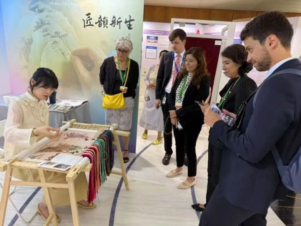 金猪配资 文化中国行丨“绣”出国际范儿 苏州高新区苏绣闪耀日内瓦