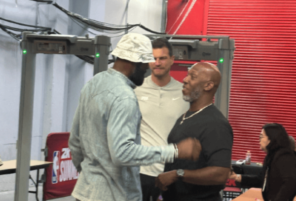 云燚网 聊啥呢？媒体人周鹏晒照：比卢普斯和詹姆斯唠的可热闹了